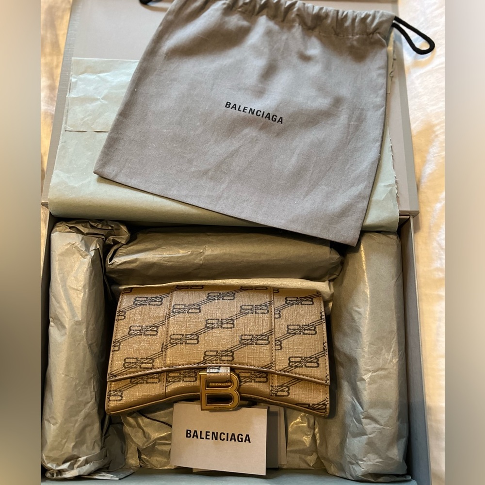 Hourglass wallet with chain